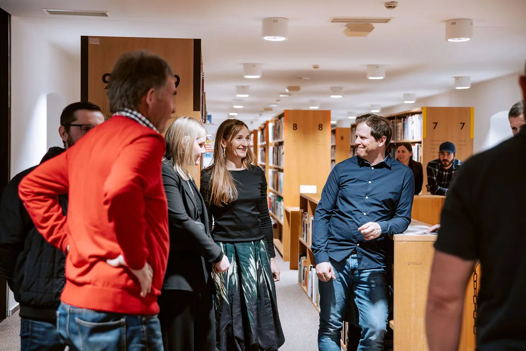 Begrüßung der Gäste bei der Ausstellungseröffnung